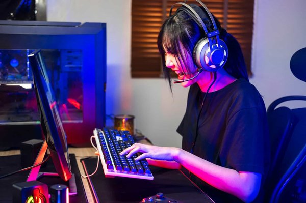 What are the key steps to set up a high-performance gaming rig with a water-cooled NVIDIA RTX 3080?