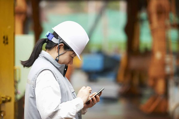 What are the detailed steps for setting up Docker containers on a Synology DS220+ for development environments?